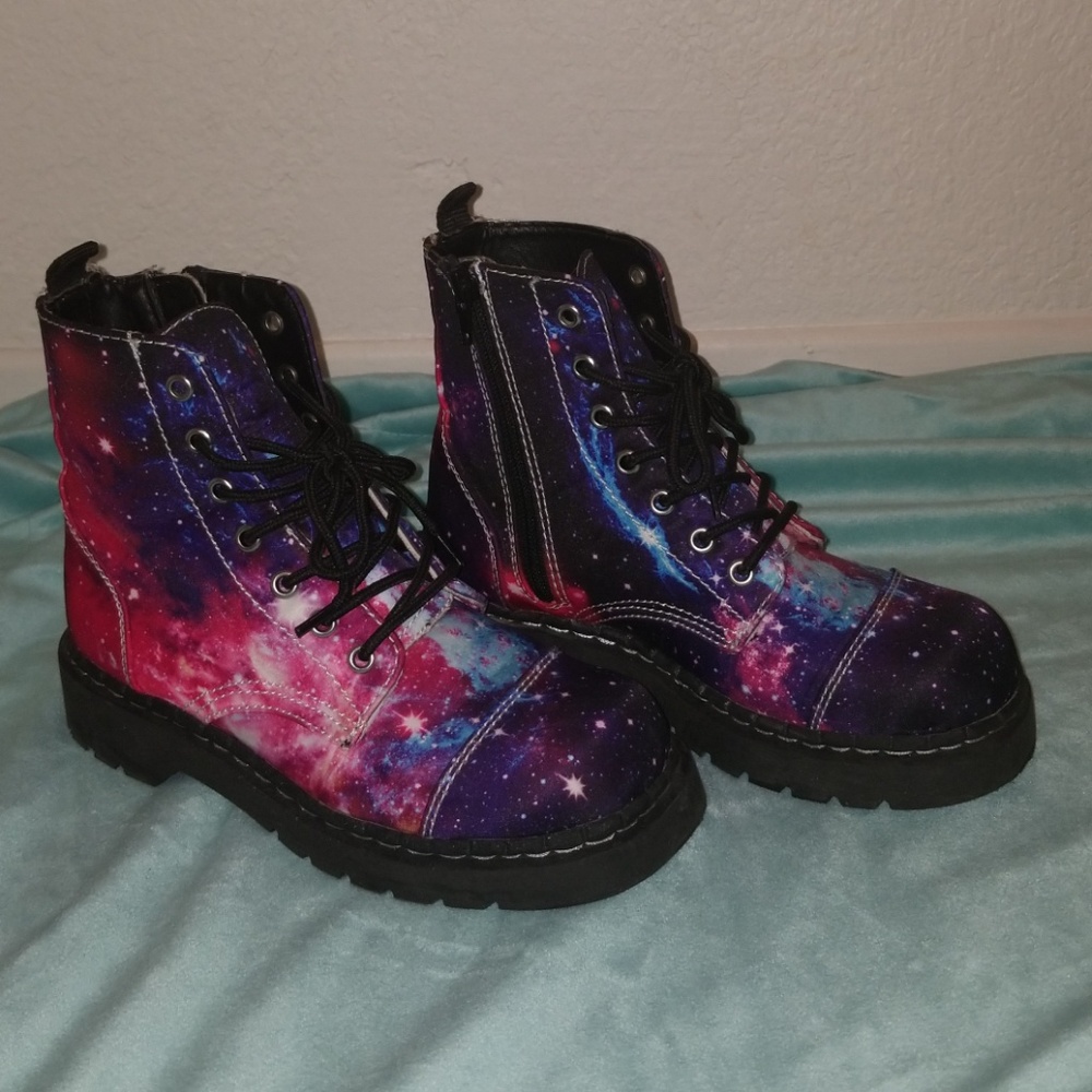 Women's Galaxy Print, 7 eylet Boots size 7